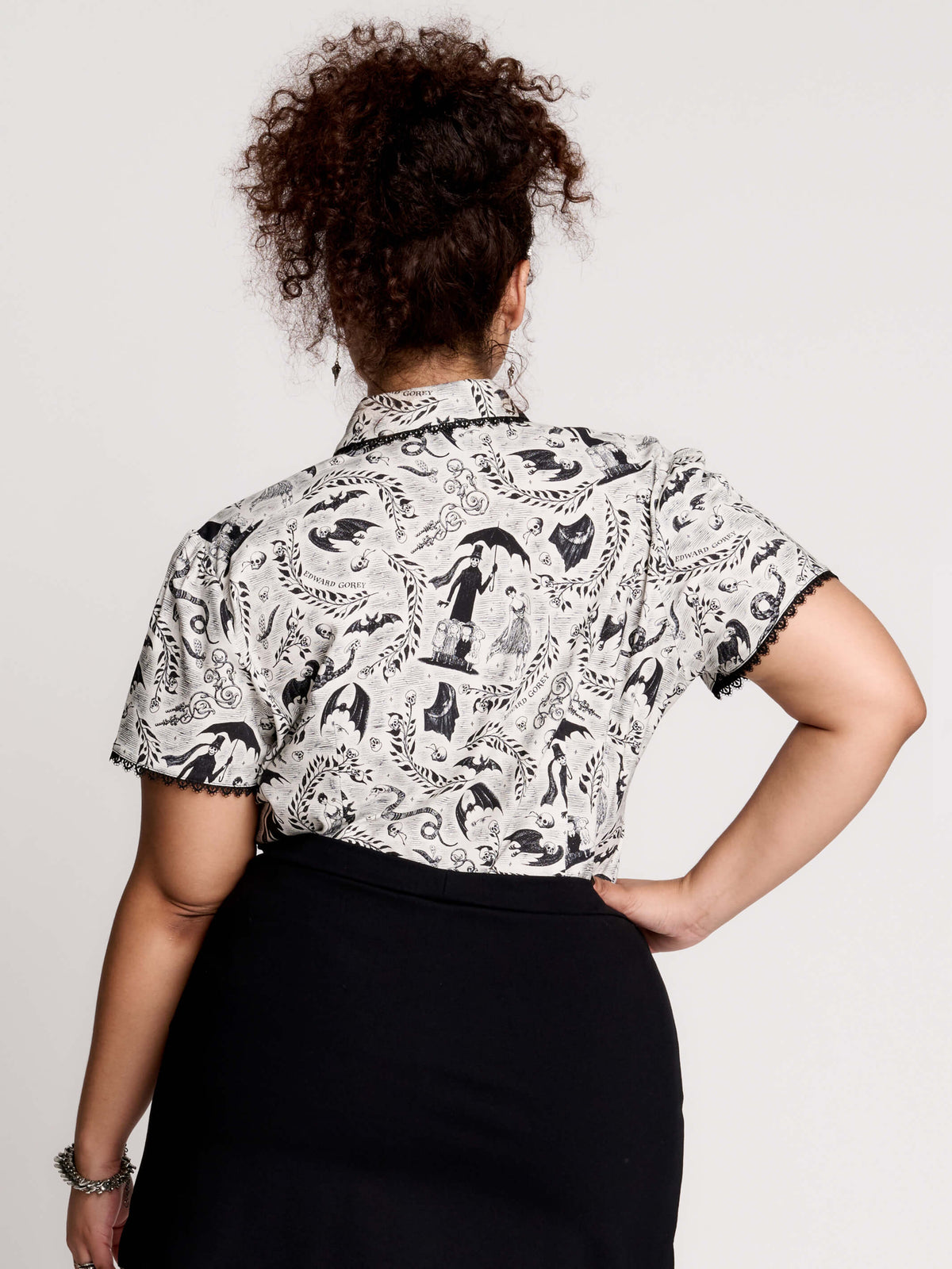 a black and white patterned ruffled blouse