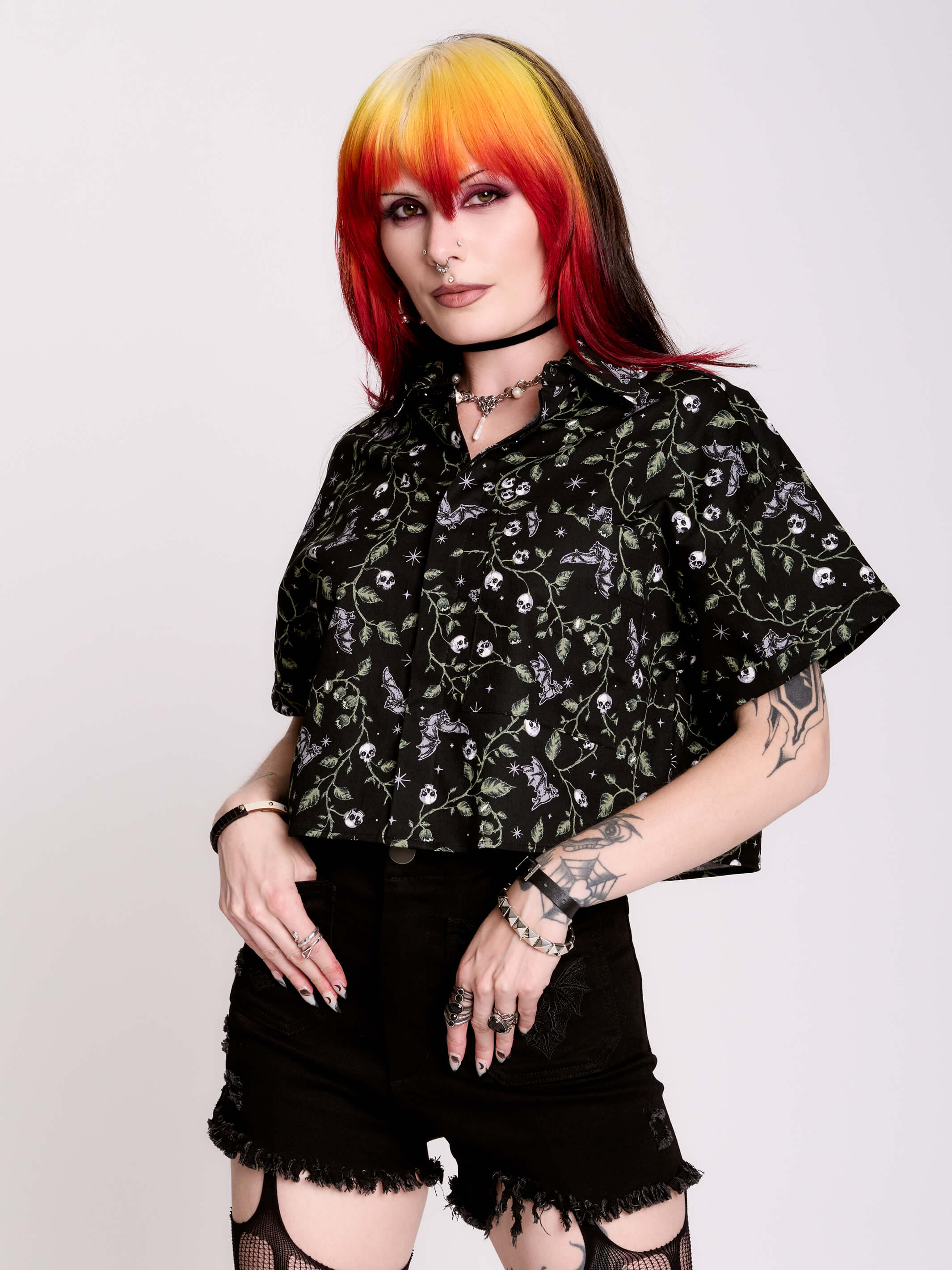 freckle seoul クロップドブラウス trim crop blouse Skull Ivy Cropped Shirt by Midnighth Hour | Goth Button-Up Top