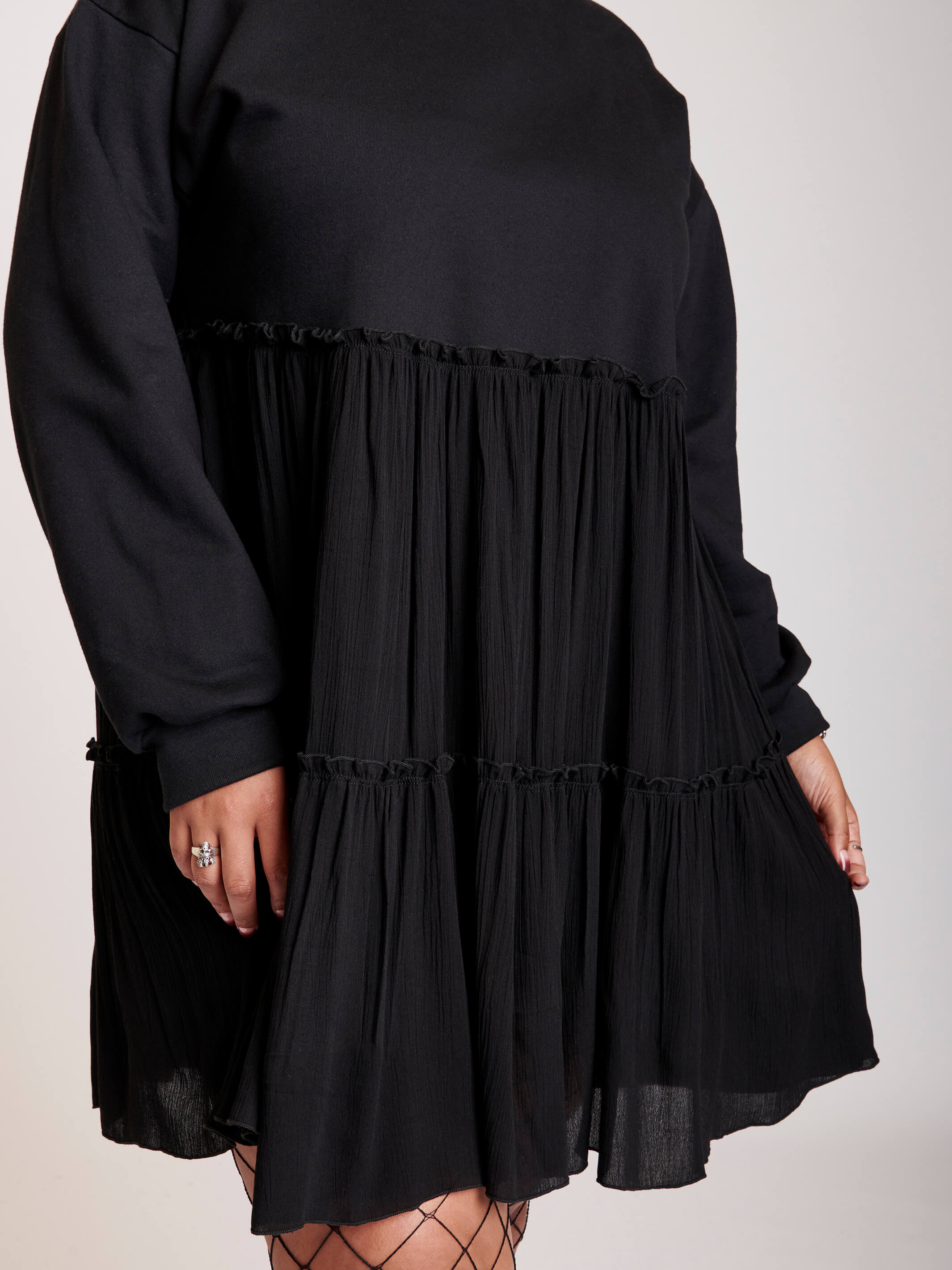 Sweatshirt cropped with a flowy skirt