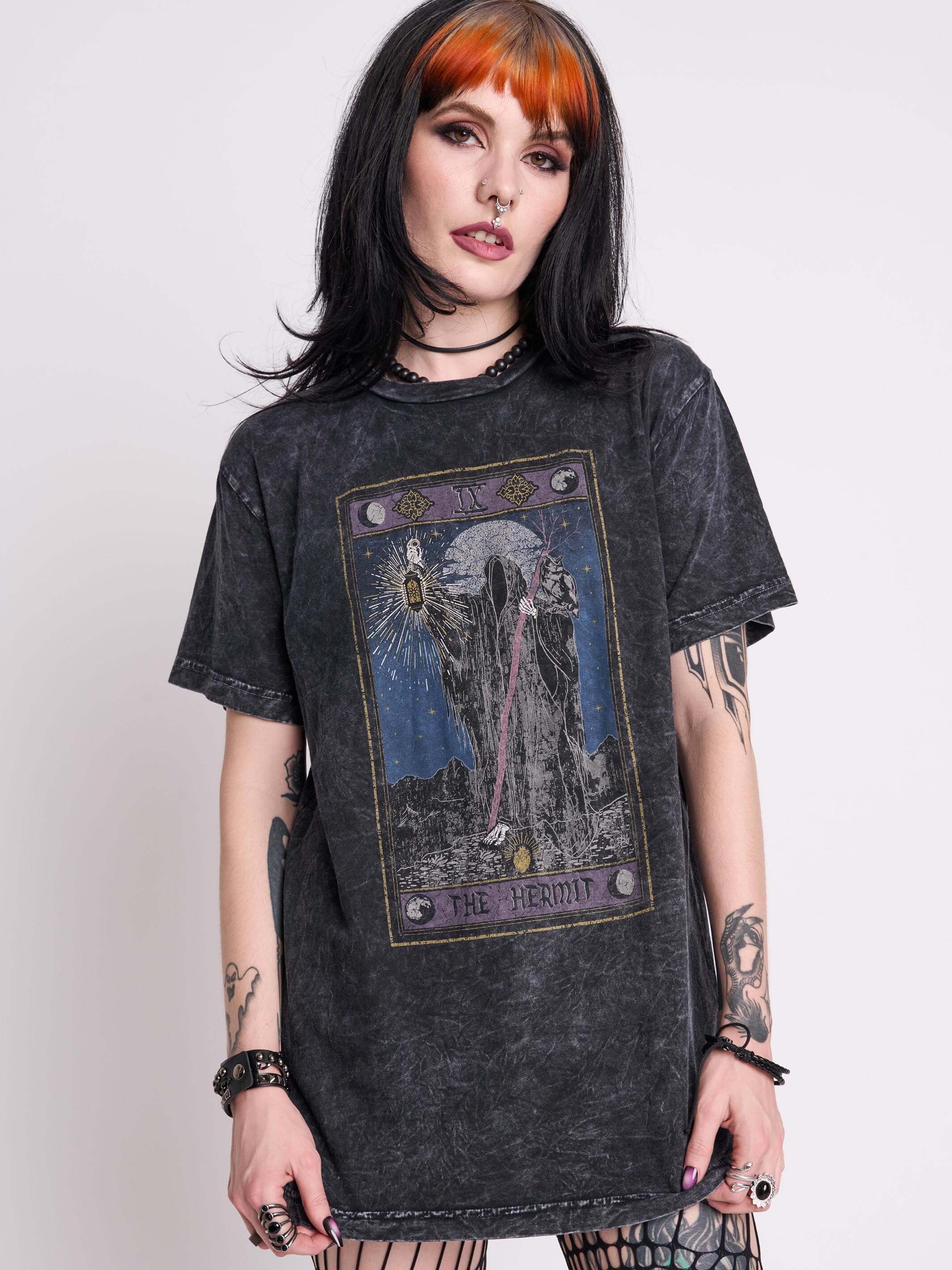 taromi 新品未使用　ALMAT PHOTO TEE BIGNAVY The Hermit Tarot T-shirt – Midnight Hour