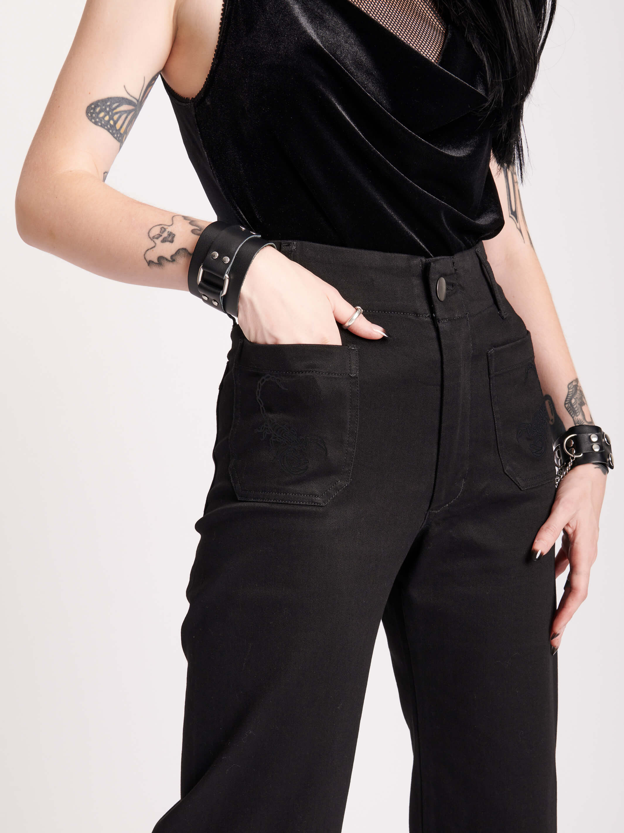 Cropped Wide Leg Jeans by Midnight Hour – High-Rise Black Denim