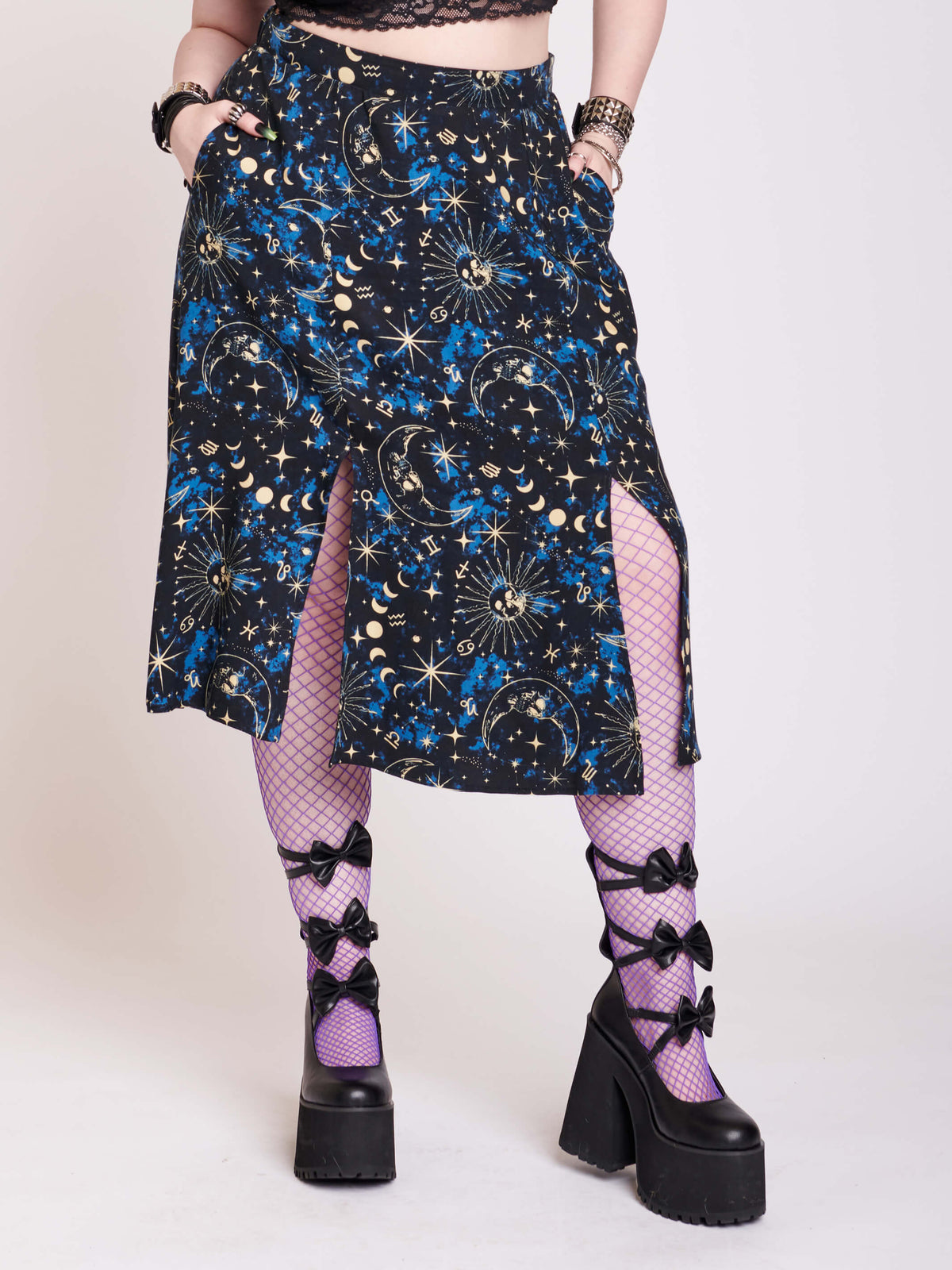 split midi skirt with blue, black and white celestail print